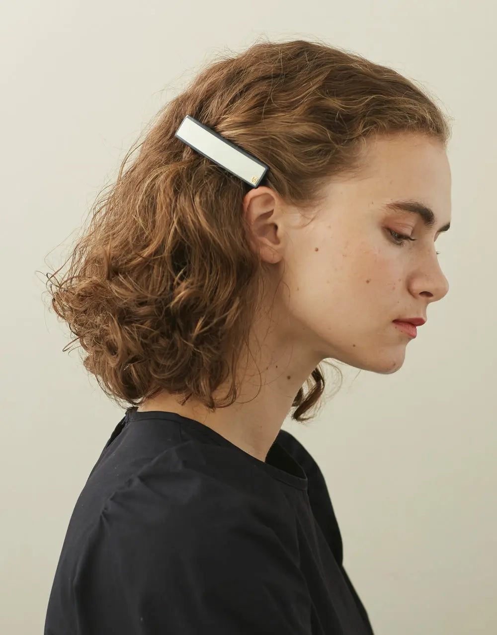 Ecrue barrette-Beige barrette-8.5cm-minimal hair accessory-detail view-Alexandre de Paris GCC